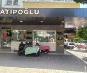 Hatıpoğlu Kuyumculuk – Alanya’da altın, pırlanta, gümüş ve özel tasarım takılar sunan prestijli kuyumcu; zarafeti ve kaliteyi bir araya getiriyor.