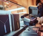 Mehmetler Silver Alanya’da el işçiliğiyle hazırlanmış gümüş takılar ve özel tasarımlarıyla dikkat çekiyor.