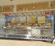 Yılmaz Kuyumculuk – Alanya’da altın, pırlanta ve gümüş takılarda güven, kalite ve zarafeti bir araya getiren seçkin kuyumcu mağazası.