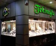 Tekinoğlu Kuyumculuk – Alanya’da altın, pırlanta ve gümüş takılarda zarafet, güven ve ustalığı buluşturan seçkin kuyumcu markası.