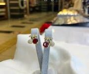 BARCIN BİJUTERİ – Alanya’da şık ve modern bijuteri ürünleri, kolye, bilezik ve aksesuarlarıyla vitrin sunumu.