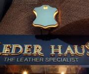 Leder Haus Oba şubesi, Alanya’da kaliteli deri ürünler, ceketler, çantalar ve aksesuarlar sunan mağaza içi görüntü.