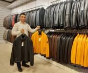 Lucas Leather, Alanya’da kaliteli deri ve kürk ürünleri sunan şık bir mağaza vitrini.