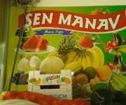 Sen Manav Alanya – Taze meyve ve sebzelerin sergilendiği manav tezgahı