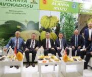 Alanya’dan yöresel ürünler tezgahı, doğal zeytinler, reçeller, kurutulmuş meyveler ve baharatların sergilendiği renkli dükkan görüntüsü