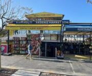 Akdeniz Market 7/24’ün dış cephesi ve gece açık raflarıyla çeşitli ürünlerin bulunduğu görüntü