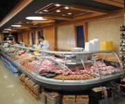 Karalar Kasap mağazası ve taze et ürünleri tezgahı