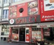 Alanya’da taze ve kaliteli et ürünleri sunan Şah Et Kasap’ta dana, kuzu ve tavuk çeşitleri hijyenik koşullarda hazırlanıyor.