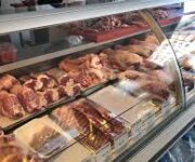 Alanya’da taze ve kaliteli et ürünleri sunan Azim Et’te dana, kuzu ve tavuk çeşitleri hijyenik ve güvenli şekilde hazırlanıyor.