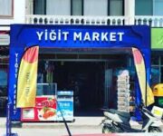 Alanya’da taze gıda ve günlük ihtiyaç ürünleri sunan Yiğit Market’in raflarında sebze, meyve, kuruyemiş ve temel gıda ürünleri hijyenik şekilde sergileniyor.