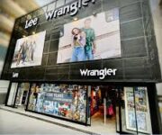 Alanya Cadde’de Lee Wrangler markalarının şık ve kaliteli giyim ürünleri sergilendiği mağazada erkek ve kadın kıyafetleri bulunuyor.
