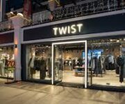 Alanya’da modern ve şık kadın giyim ürünleri sunan Twist mağazasında elbiseler, bluzlar ve sezon trendlerine uygun kıyafetler sergileniyor.