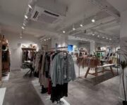 Alanya’da geniş textil ürünleri sunan Cadde Textil Dünyası mağazasında kumaşlar, hazır giyim ve ev tekstili ürünleri sergileniyor.