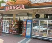 Alanya’da taze gıda ve günlük ihtiyaç ürünleri sunan Hasgül Süpermarket’in raflarında sebze, meyve, süt ürünleri ve temel gıda ürünleri hijyenik şekilde sergileniyor.