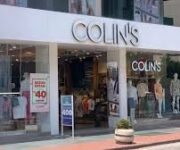 COLINS mağazasında modern jean koleksiyonu, günlük giyim ürünleri ve şık vitrin tasarımıyla Alanya’da dikkat çekiyor.