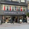 İstanbul Giyim mağazasının Alanya caddesindeki dış cephesi ve vitrinleri, erkek ve kadın modasına yönelik çeşitli giyim ürünleriyle dolu.