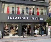 İstanbul Giyim mağazasının Alanya caddesindeki dış cephesi ve vitrinleri, erkek ve kadın modasına yönelik çeşitli giyim ürünleriyle dolu.