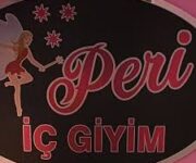 Peri İç Giyim mağazasında kadın iç giyim ürünleri, sütyenler, külotlar ve pijamalar şık bir şekilde vitrinlerde sergileniyor.