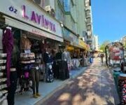 Lavinya İç Giyim mağazasında kadın mayo, bikini ve plaj aksesuarları şık bir şekilde vitrinlerde sergileniyor.