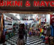 Bikini Dünyası Alanya mağazasında çeşitli kadın mayo ve bikini modelleri, plaj aksesuarlarıyla birlikte vitrinlerde şık şekilde sergileniyor.