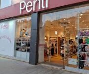 Penti Alanya mağazasında kadın iç giyim, çorap, pijama ve plaj ürünleri şık vitrinlerde sergileniyor.