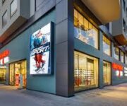 Genç Sport Erkek Giyim Alanya – Spor ve günlük erkek giyimi, tişört, eşofman, pantolon ve aksesuar ürünleri sunan mağaza.