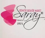 Saray Kozmetik & Kuaför Market’in Alanya caddesindeki mağaza ve vitrin görüntüsü, kozmetik ürünleri, saç bakım ürünleri ve kuaför malzemeleri ile dolu.