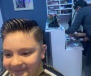 Şimşek Berber Salonu’nun Alanya’daki modern salon içi ve dış cephe görüntüsü, berber koltukları ve saç bakım alanlarıyla dikkat çekiyor.