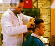 Özgür Kuaför’ün Alanya’daki modern salon içi ve dış cephe görüntüsü, berber koltukları ve saç bakım alanlarıyla dikkat çekiyor.