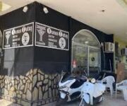 YT Kuaför’ün Alanya’daki modern salon içi ve dış cephe görüntüsü, saç kesim alanı ve profesyonel kuaför ekipmanlarıyla dikkat çekiyor.