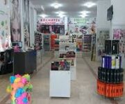 Ünlü Kozmetik mağazasının Alanya caddesindeki dış cephesi ve vitrin görüntüsü, makyaj, cilt bakım ve kişisel bakım ürünleriyle dolu modern bir mağaza.