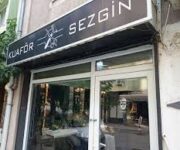 Sezgin Kuaför Barber Shop – Alanya’da modern saç kesimi, tıraş, sakal bakımı ve kişisel stil danışmanlığı sunan profesyonel erkek kuaförü.