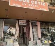 Uğur Ev Tekstil mağazasında nevresim, perde, halı ve dekoratif ev tekstili ürünleri sergileniyor