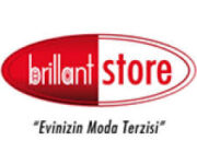 Brillant Store mağazasında kadın, erkek ve çocuk giyim ürünleri şık vitrinlerde sergileniyor
