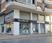 Yalçınlar Şekerhane Karaca Şubesi mağaza vitrini, Karaca markasının mutfak ürünleri ve ev eşyaları sergileniyor