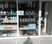 Hacı Murat Züccaciye mağazası, mutfak eşyaları, cam ve porselen ürünler, ev gereçleriyle dolu vitrin görünümü