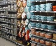 Yükseller Züccaciye mağazası, mutfak eşyaları, tabak, çatal-kaşık, tencere ve ev gereçleri ile dolu vitrin görünümü