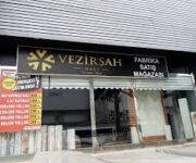 Vezirşah Halı mağaza içi görüntüsü, şık ve modern halı koleksiyonları ile dekoratif ürünler sergileniyor