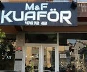 M&F Kuaför ve Güzellik Salonları’nda saç kesimi ve güzellik hizmeti alan bir müşteri.