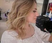 Süheyla Saç Tasarım’da modern kuaför koltuğunda saç kesimi ve tasarım hizmeti alan bir müşteri.