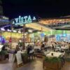 Vista Restaurant Cafe & Bar’da şık masa düzeni, içecekler ve modern restoran-cafe-bar alanı.