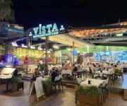 Vista Restaurant Cafe & Bar’da şık masa düzeni, içecekler ve modern restoran-cafe-bar alanı.
