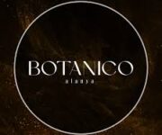 Botanico Club Alanya’da açık hava bar ve lounge alanı, modern dekor ve misafirlerin keyifli vakit geçirdiği ortam.