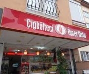 Çiğköfteci Ömer Usta Alanya’da tezgah üzerinde taze hazırlanmış çiğ köfteler ve restoran iç mekanı.