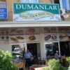 Dumanlar Kebap & Pide’de masalarda servis edilen kebap çeşitleri, pideler ve sıcak restoran ortamı.