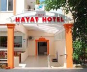 Hayat Apart Otel Alanya’da modern apart otel binası, balkonlu odalar ve açık havuz alanı.