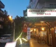 “Hayyam Alanya Restaurant’ta şık masa düzeni ve Akdeniz esintileriyle lezzetli yemek keyfi.”