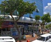 Metro Deri mağazasında kaliteli deri ceketler, çantalar ve aksesuarlar sergileniyor.