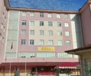 Alanya Kız Anadolu İmam Hatip Lisesi binası, modern eğitim imkanları ve kız öğrenciler için güvenli, destekleyici öğrenme ortamıyla öne çıkıyor.