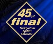 "Özel Alanya Final Akademi Anadolu Lisesi öğrencileri modern okul binasında ders işliyor, öğretmen rehberliğinde etkileşimli eğitim ortamında öğrenim görüyor."